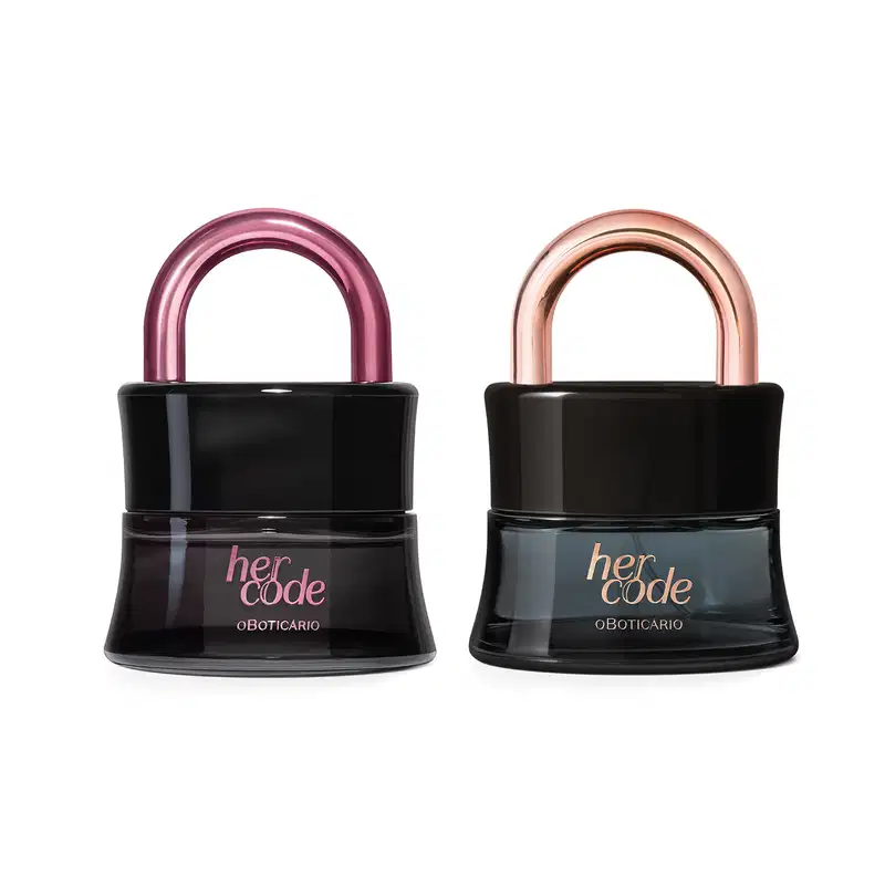 Dois vidros pretos em formato de cadeado contendo 50ml cada um, sendo um com arco e letras douradas da marca Her Code e outro com arco e letras rosa metalizado da marca Her Code Touch.