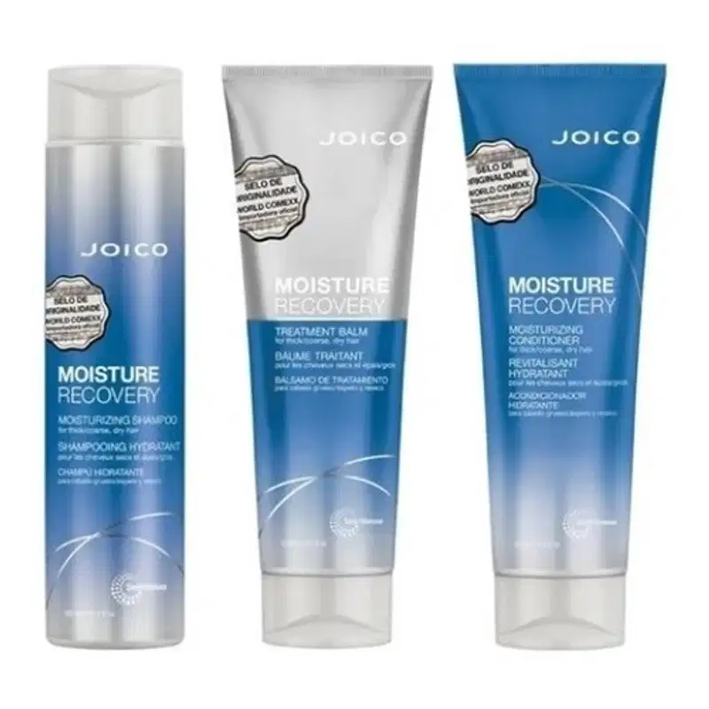 Três itens da marca Joico: shampoo, condicionador e creme de tratamento da linha Moisture Recovery, em embalagens de plástico com cores azul, branco e cinza.