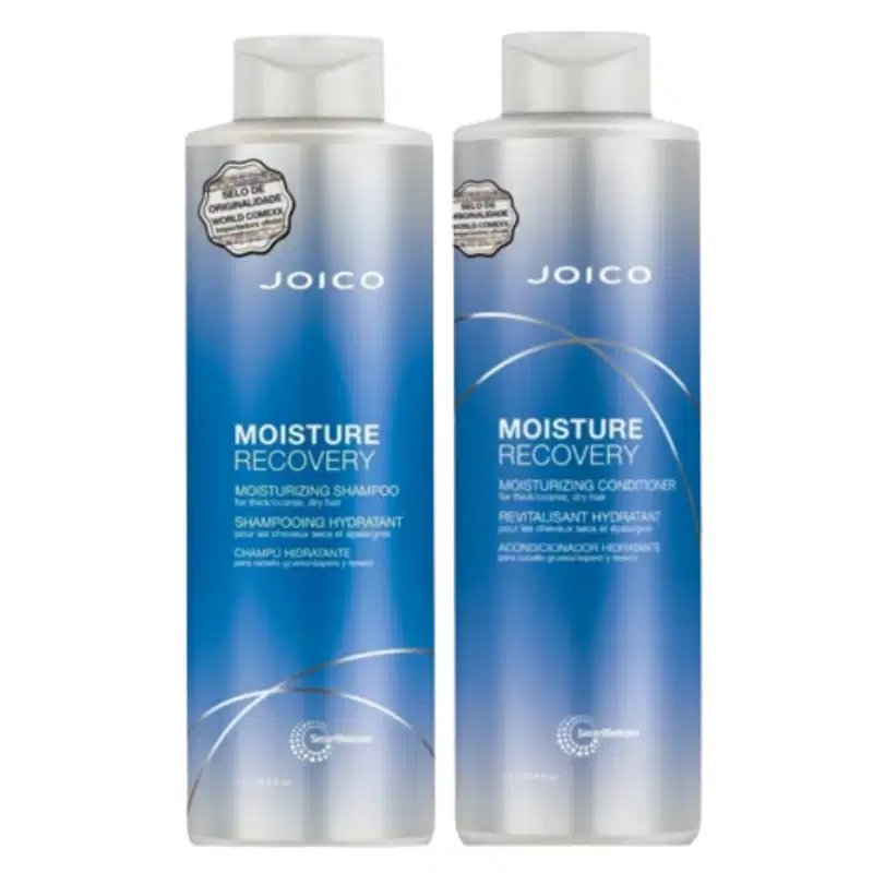 Dois frascos de produtos Joico da linha Moisture Recovery, um de shampoo e outro de condicionador, com embalagens em tons de azul e branco, rótulos com o nome da marca e informações sobre os produtos.