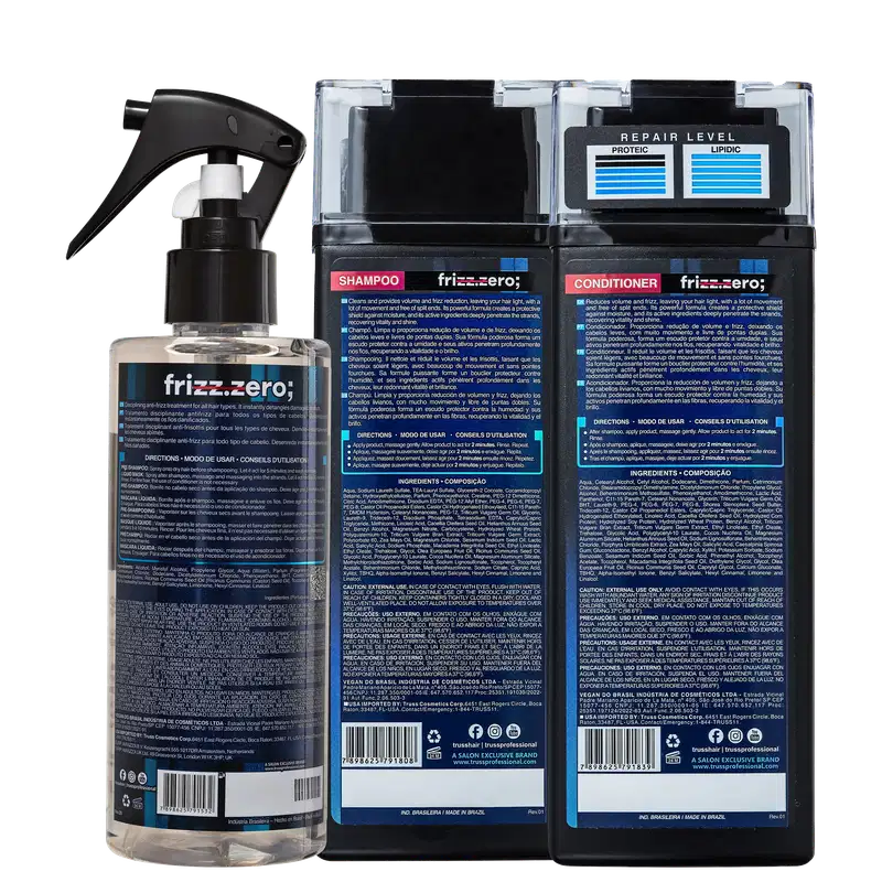 A imagem mostra os mesmo três produtos da linha Frizz Zero.  As embalagens são predominantemente azuis e pretas, estão viradas e trazem na parte de trás dos rótulos informações detalhadas sobre os produtos e instruções de uso impressas nelas.