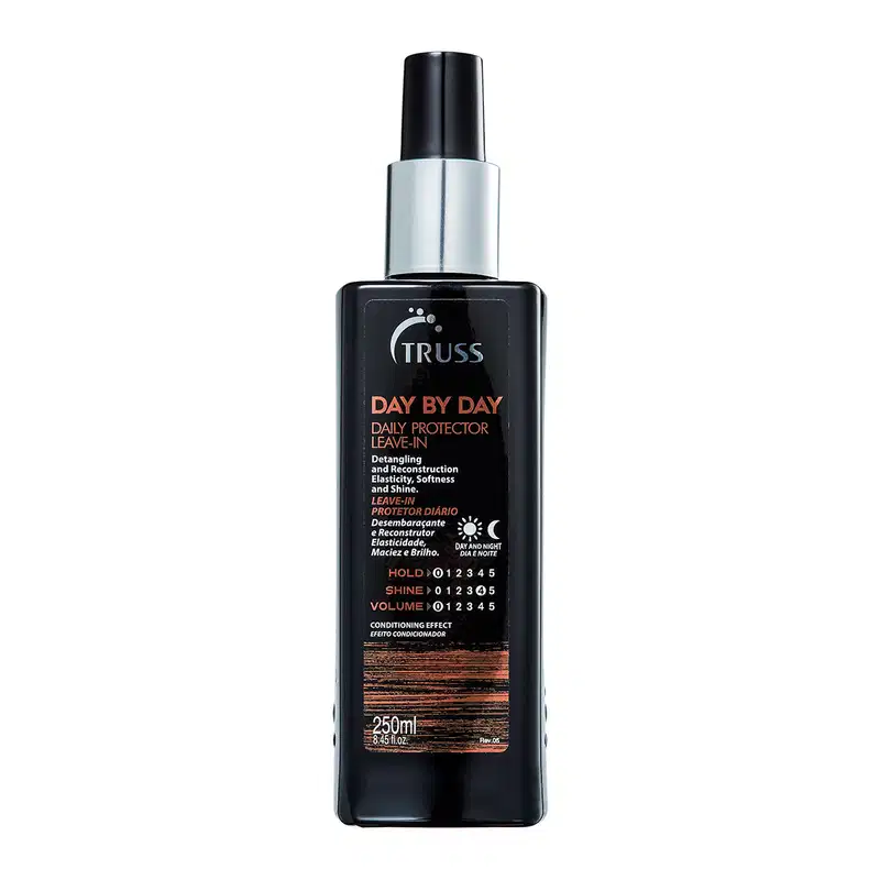 A imagem mostra um produto de cuidados capilares da marca Truss. É um leave-in diário chamado "Day by Day Daily Protector". O frasco é preto com detalhes laranjas e contém 250ml do produto.