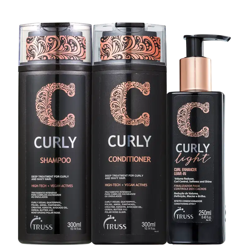 A imagem mostra uma linha de produtos para cabelos da marca Truss. São eles:
- Shampoo Curly Low Poo
- Condicionador Curly
- Ativador de Cachos Curly