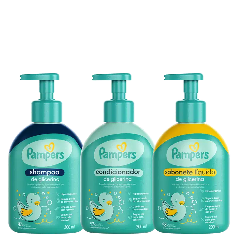 A imagem traz shampoo, condicionador e sabonete líquido Pampers. Todos dispostos lado a lado em fileira em embalagens de cor verde clara com ilustrações infantis de pato.