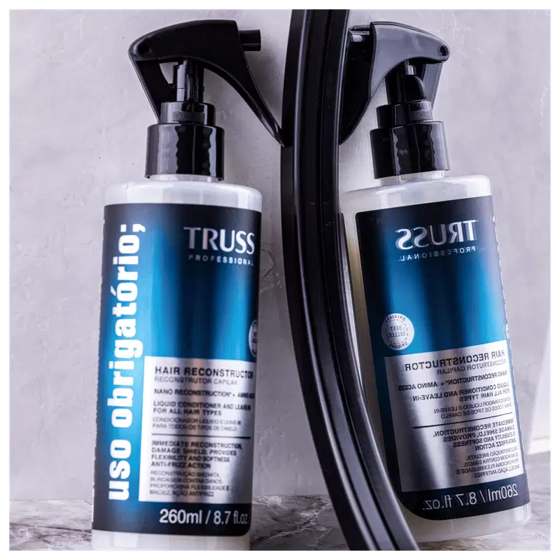 Produto de reconstrução capilar TRUSS Professional. Embalagem plástica transparente com spray acionado por bomba. Cor predominante azul escuro na parte central com detalhes em branco.