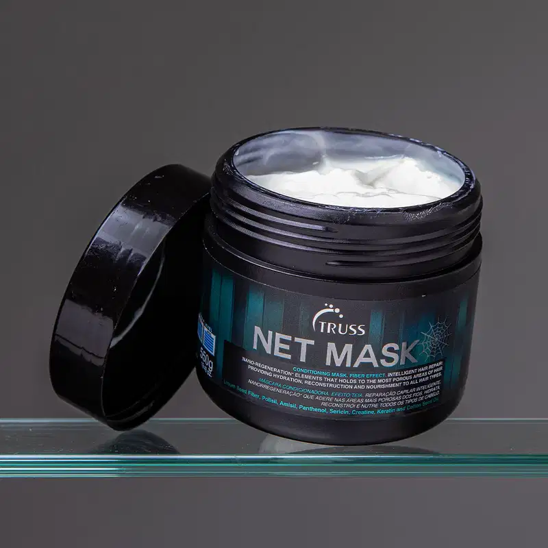 Produto de tratamento capilar da marca TRUSS. Embalagem em pote plástico preto brilhante com tampa removível. Rótulo na parte frontal com o nome "NET MASK" em letras grandes.