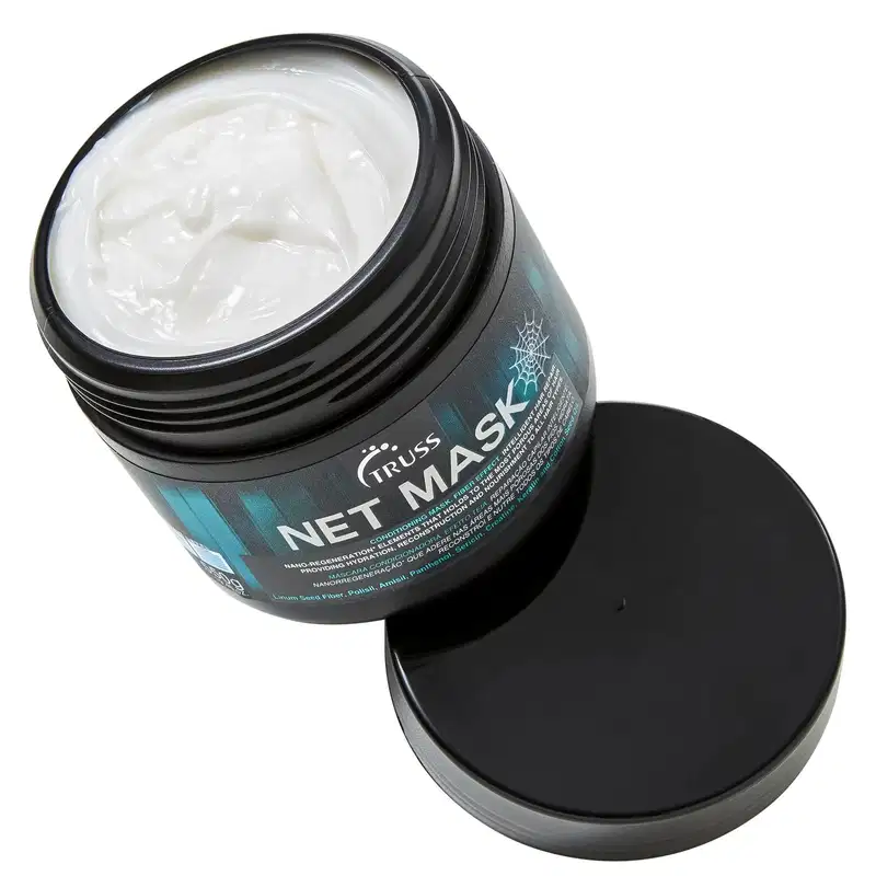Máscara capilar Net Mask da marca TRUSS. Embalagem preta opaca em formato de pote com tampa preta brilhante. Rótulo azul e branco com informações sobre o produto, como "Conditioning Mask, Fiber Effect, Intelligent Hair Repair".