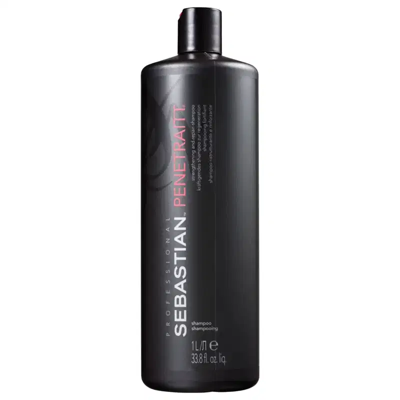 Shampoo Sebastian Professional em frasco plástico preto opaco de 1 litro. O frasco tem formato cilíndrico com tampa preta na parte superior. Na frente, há o logotipo e o nome da linha "Sebastian Penetrait" em letras vermelhas sobre o fundo preto.