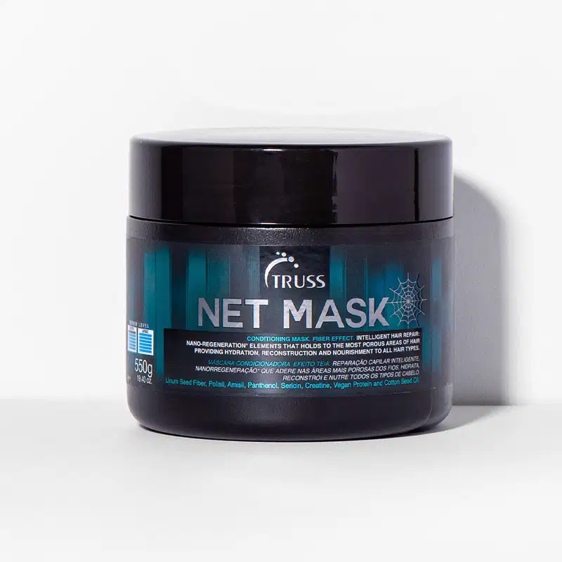 A imagem mostra o pote redondo da máscara net mask, sua cor é preta e possui detalhes em azul.