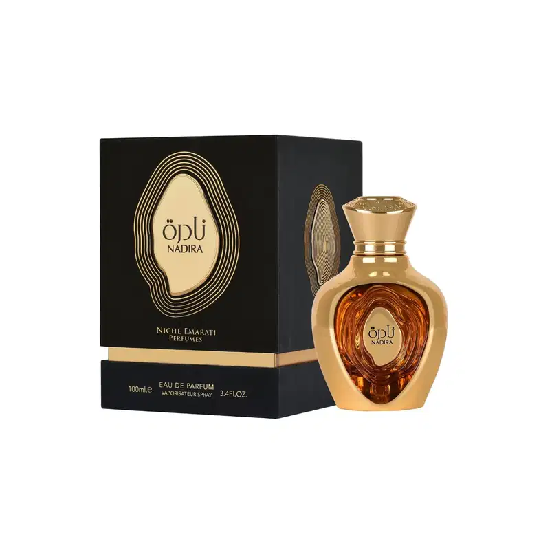 Frasco de item de perfumaria dourado com rótulo preto e dourado exibindo o nome "Opli Nadira". Embalagem preta com detalhes dourados em forma de ondas. Produto de marca de perfumes de nicho.