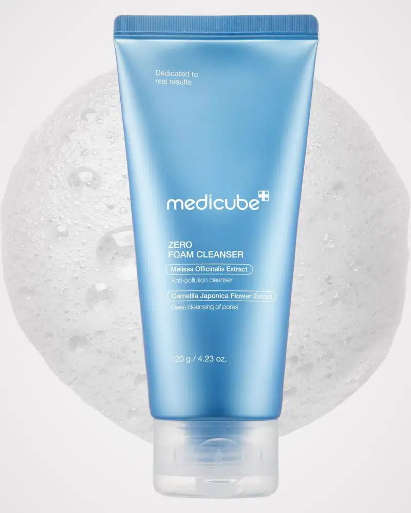 Embalagem de produto de limpeza facial da marca Medicube, com destaque para os ingredientes e benefícios, em um ambiente com bolhas de água sugerindo limpeza profunda dos poros.