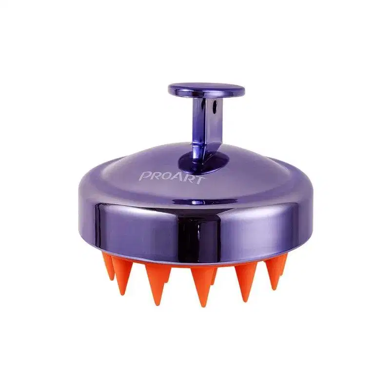 A imagem mostra um massageador de couro cabeludo com uma base metalizada em tom lilás metalizado e cerdas laranjas.