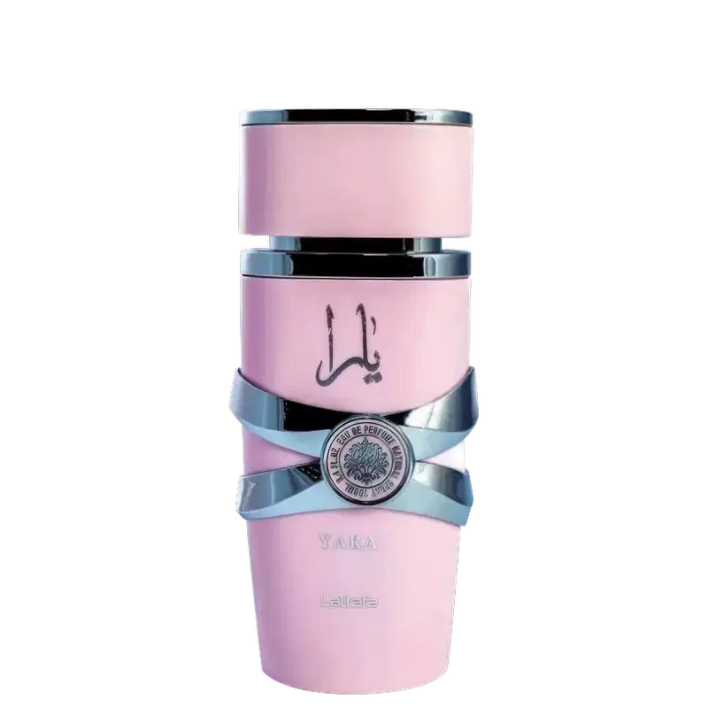 Frasco de perfume rosa da marca Lattafa Perfumes, com detalhes em prata e rótulo com texto em árabe. O produto possui um design elegante e sofisticado, com uma tampa destacada.
