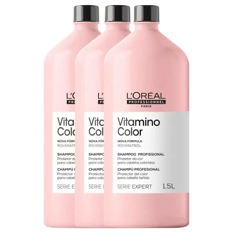 A imagem mostra um Trio de shampoos Vitamino Color Resveratrol (1,5L cada), da L’Oréal Professionnel. Embalagens rosa claro com design minimalista destacam a fórmula para proteção da cor em cabelos coloridos.