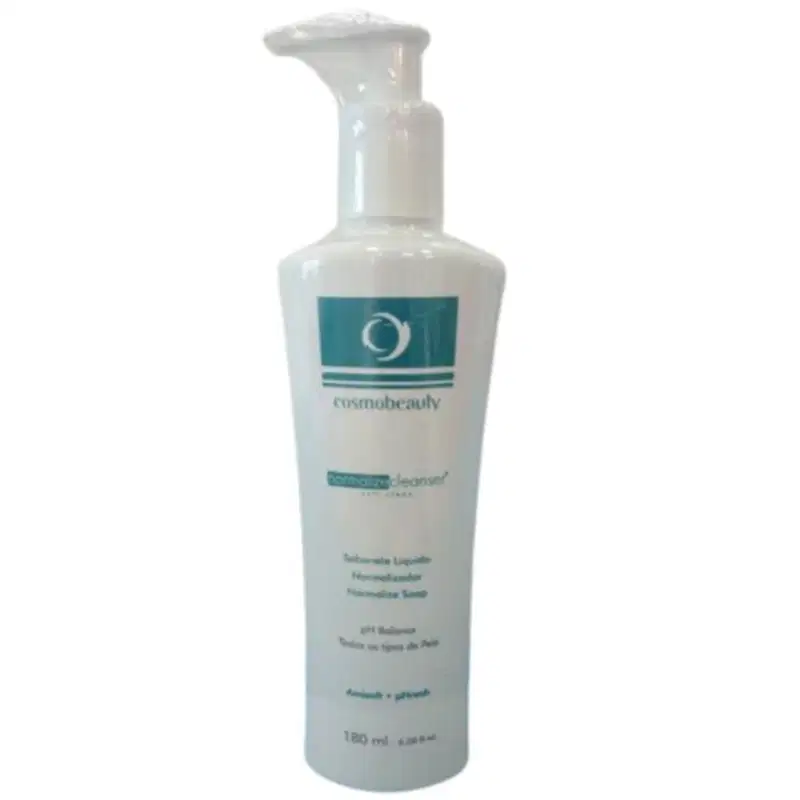 Sabonete facial Cosmobeauty. O frasco é branco com uma bomba doseadora na parte superior. O rótulo do produto exibe o nome "Cosmobeauty" em letras azuis e o nome do produto "Normocleanse" em letras menores. O frasco contém 180 ml de produto.