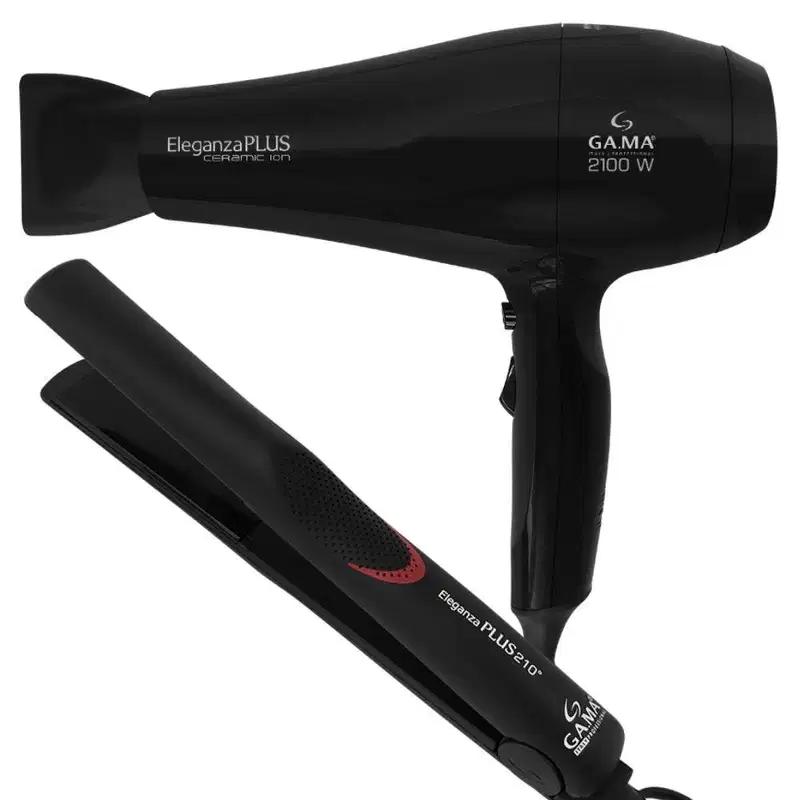 A imagem mostra um secador de cabelo profissional GA.MA Italy, na cor preta, com design ergonômico e corpo alongado. Acompanha uma prancha alisadora de cabelo, também preta com detalhes em vermelho. Ambos têm acabamento fosco e linhas retas e angulares.