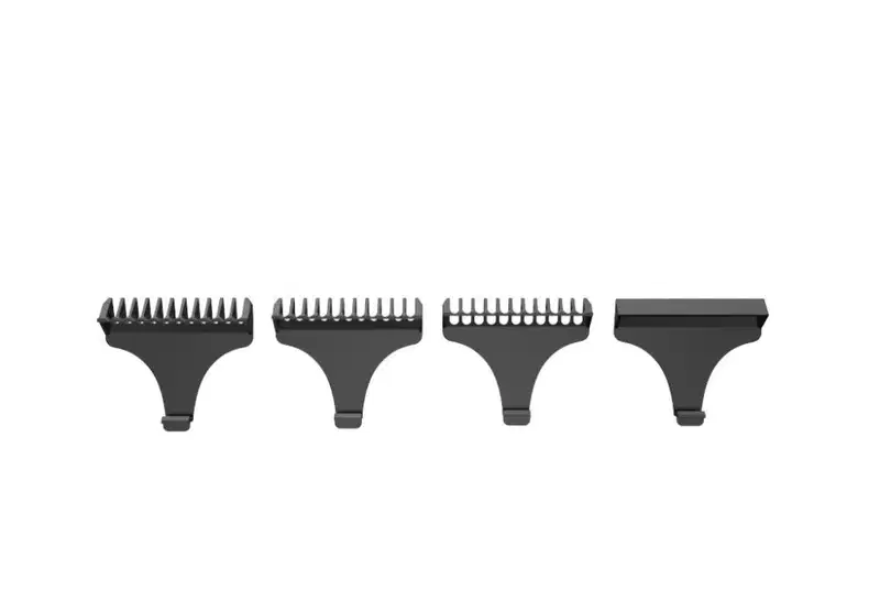 São quatro pentes de corte de cabelo profissionais da marca GA.MA Italy. Os pentes são feitos de plástico preto e possuem dentes metálicos de diferentes tamanhos e espaçamentos.