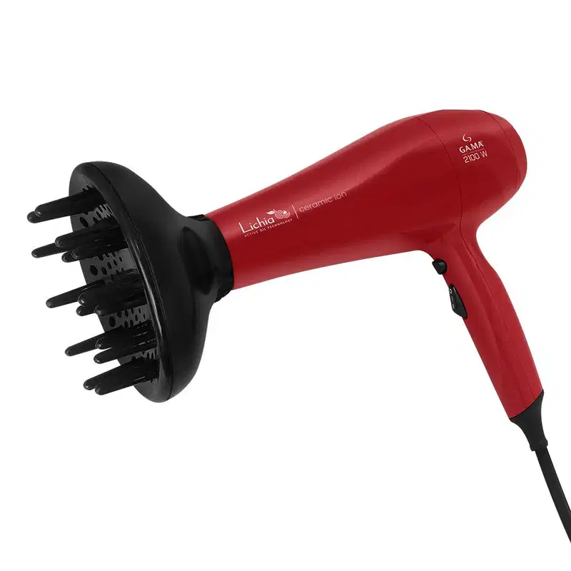 A imagem mostra o secador de cabelo da marca GA.MA Italy, na cor vermelha. O corpo do secador é cilíndrico e possui o nome da linha "Lichia Ceramic Ion" gravados. Acompanha um difusor removível preto na ponta.