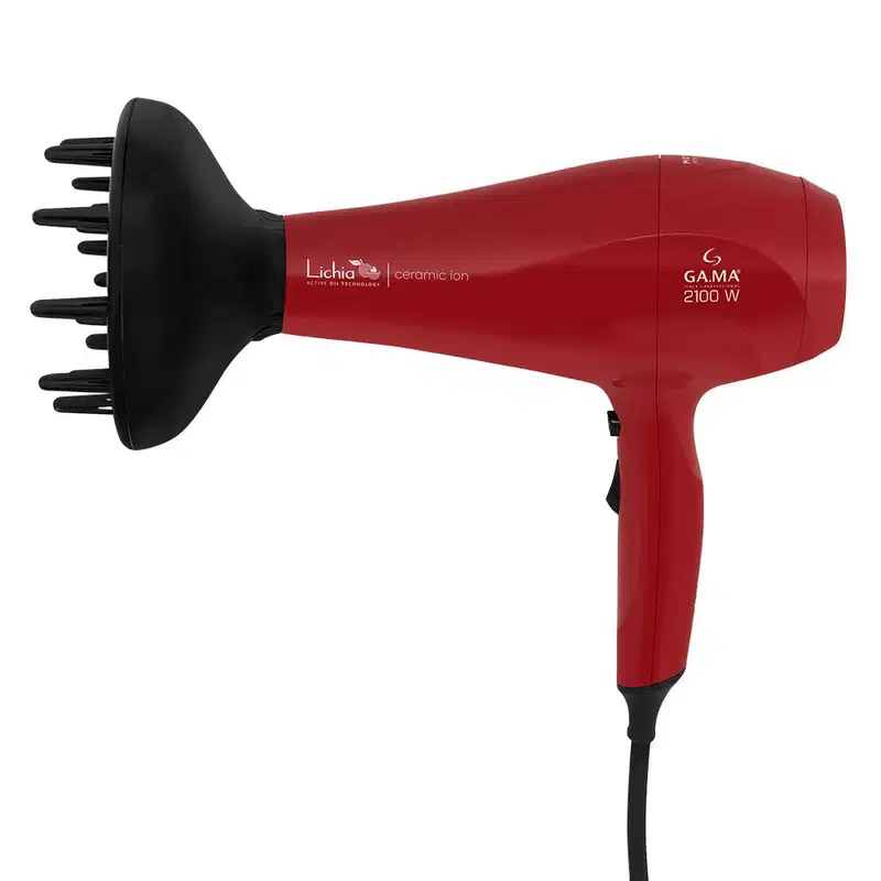 A imagem mostra o secador de cabelo da marca GA.MA Italy, na cor vermelha. O corpo do secador é cilíndrico e possui o nome da linha "Lichia Ceramic Ion" gravados. Acompanha um difusor removível preto na ponta.