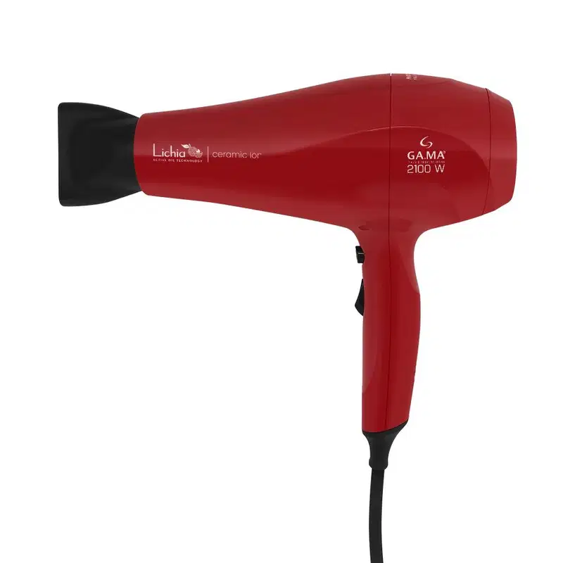 A imagem mostra o secador de cabelo da marca GA.MA Italy, na cor vermelha. O corpo do secador é cilíndrico e possui o nome da linha "Lichia Ceramic Ion" gravados. Acompanha um bico direcionador de ar removível preto.