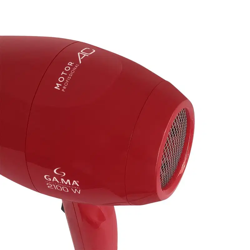 A imagem mostra o fundo do secador de cabelo da marca GA.MA Italy. O produto tem uma carcaça vermelha brilhante. A parte traseira possui uma grade metálica protetora para a saída de ar quente. O formato é cilíndrico e alongado.