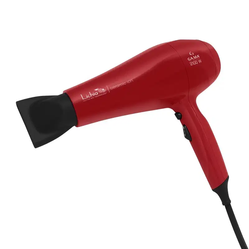 A imagem mostra o secador de cabelo da marca GA.MA Italy, na cor vermelha. O corpo do secador é cilíndrico e possui o nome da linha "Lichia Ceramic Ion" gravados. Acompanha um bico direcionador de ar removível preto.