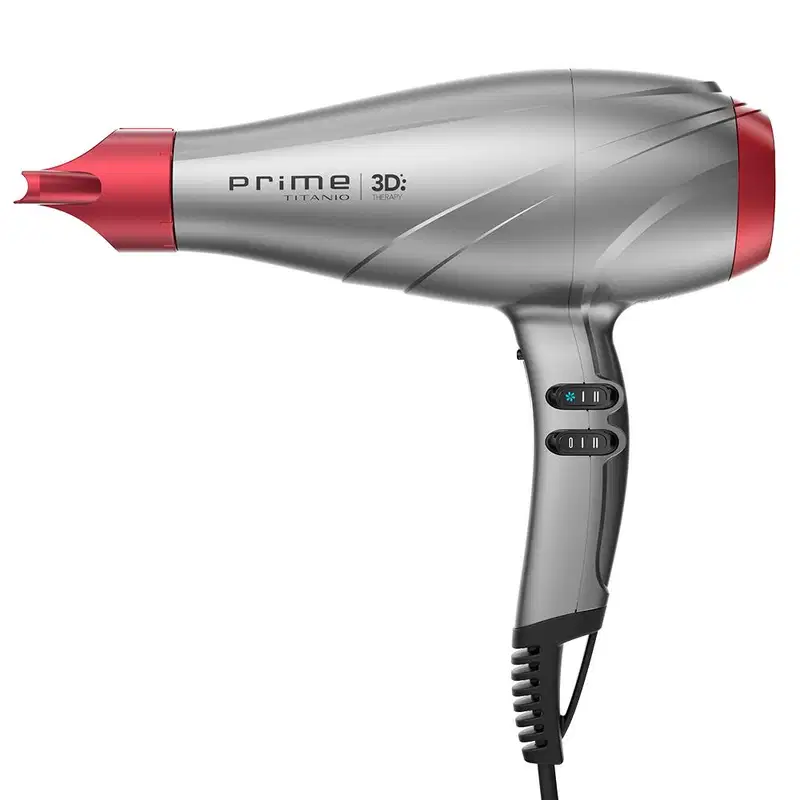 A imagem traz o secador de cabelo da GA.MA Italy Prime 3D Titanio. O acessório possui um corpo alongado e aerodinâmico em plástico cinza e detalhes em vermelho com o bico concentrador de ar removível na ponta.