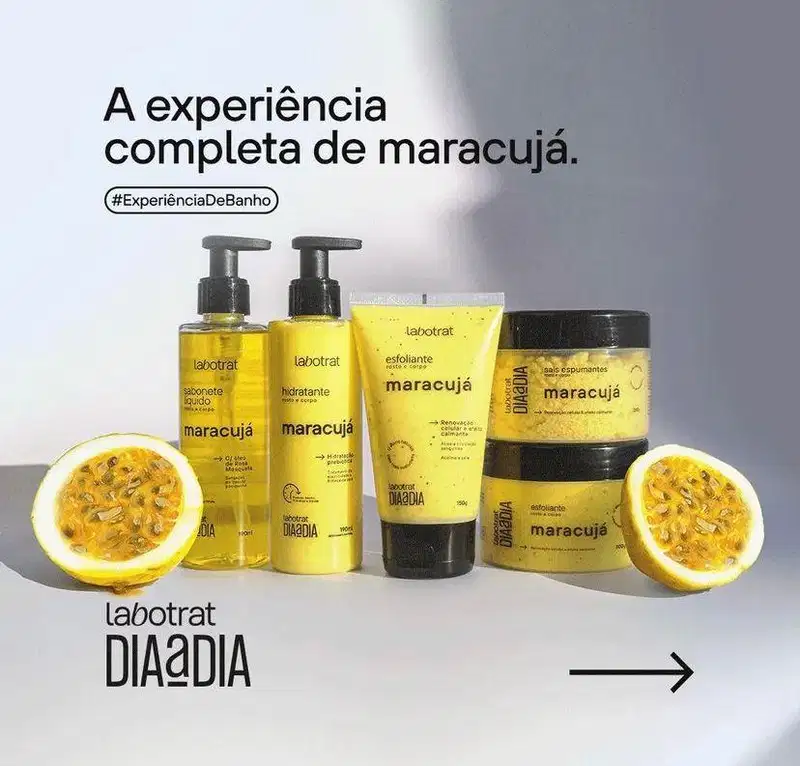 O produto exibido é um esfoliante corporal da marca Labotrat, com embalagem em formato de pote preto com tampa. A embalagem possui uma etiqueta amarela com o nome do produto "maracuja" e informações sobre sua função de renovação celular e efeito calmante.