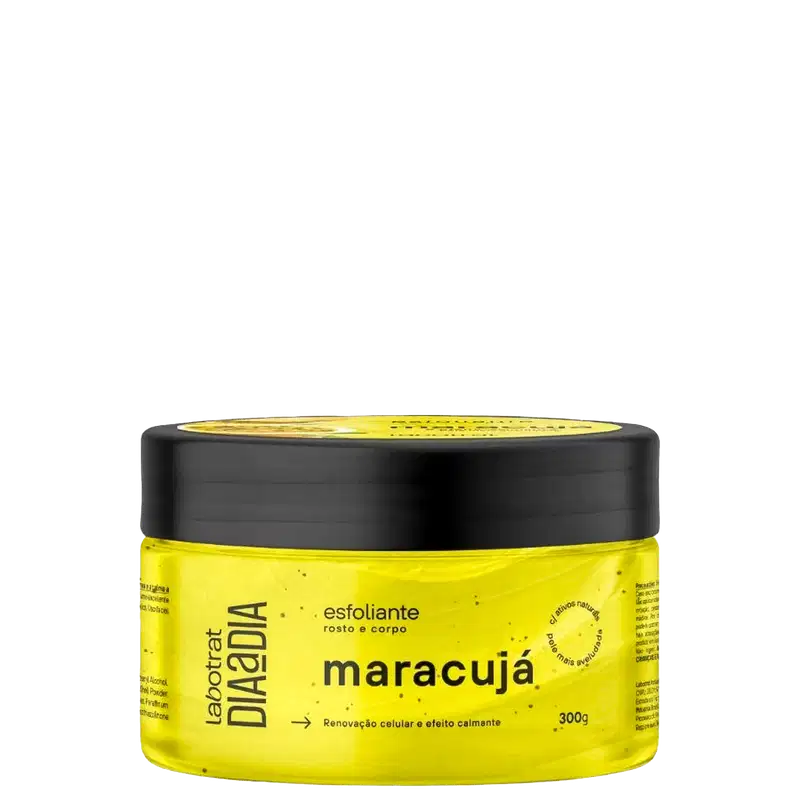 O produto exibido é um esfoliante corporal da marca Labotrat, com embalagem em formato de pote preto com tampa. A embalagem possui uma etiqueta amarela com o nome do produto "maracuja" e informações sobre sua função de renovação celular e efeito calmante.