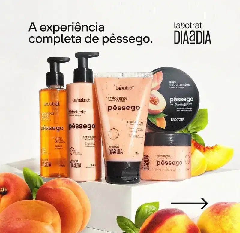 O produto mostrado na imagem é um hidratante corporal da marca Labotrat, com o nome "Pêssego" impresso no rótulo. A embalagem é um frasco plástico com um dispensador na parte superior, de cor laranja clara.