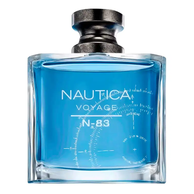 Perfume Nautica Voyage N-83 em frasco retangular de vidro transparente contendo líquido azul claro. Tampa preta fosca e detalhes prateados. Design minimalista e elegante com linhas retas e formas geométricas.