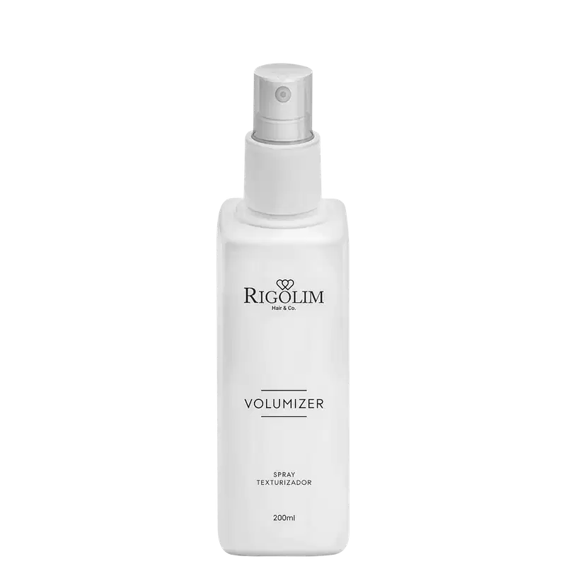 O produto apresentado é um spray texturizador da marca Rigolim Hair & Co., chamado "Volumizer". A embalagem é um frasco branco com um rótulo preto e branco, contendo 200ml do produto. O frasco possui um bico pulverizador na parte superior.