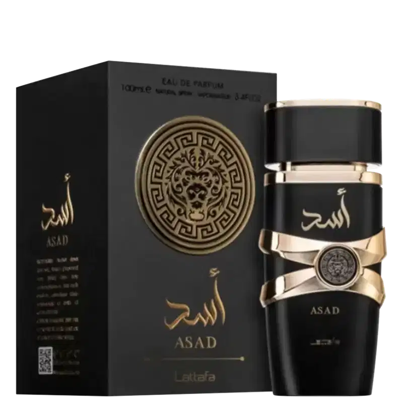Frasco de perfume Asad da marca Lattafa, com embalagem preta e dourada contendo detalhes decorativos em relevo. O rótulo exibe o nome do produto em árabe e em inglês, com o logotipo da marca.