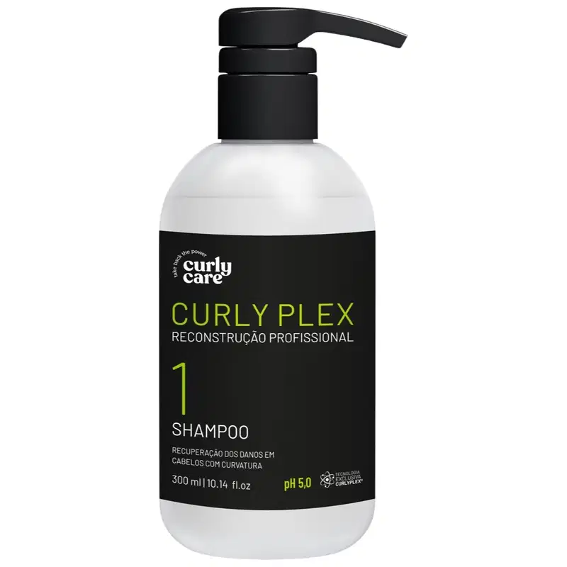 Shampoo para cabelos cacheados da linha Curly Plex da marca Curly Care. Embalagem plástica branca e preta com bomba dosadora preta. Rótulo preto com detalhes em verde, exibindo o nome do produto.