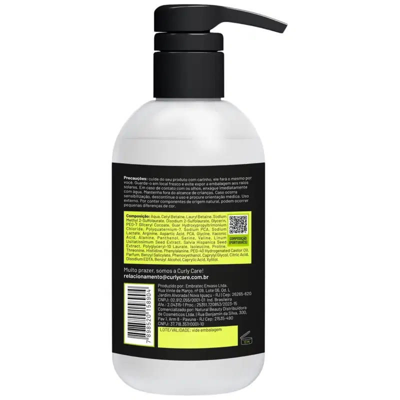 Produto de cuidado capilar em frasco plástico branco com bomba dosadora preta. Rótulo com lista de composição, instruções de uso, informações do fabricante e código de barras. Predominam as cores branco e preto na embalagem.