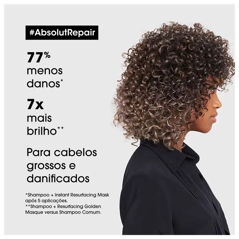 A imagem mostra uma campanha publicitária de L'Oréal Professionnel. O texto destaca: 77% menos danos e 7 vezes mais brilho aos cabelos grossos e danificados, após 5 aplicações. A modelo ao lado tem cabelos cacheados e brilhantes em tons castanhos.