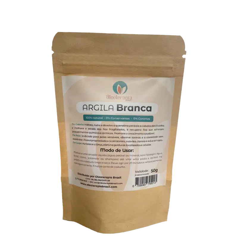 A imagem mostra uma embalagem de papel kraft da Argila Branca. O rótulo apresenta algumas informações como benefícios, modo de uso e sinaliza que o pacote tem 50g