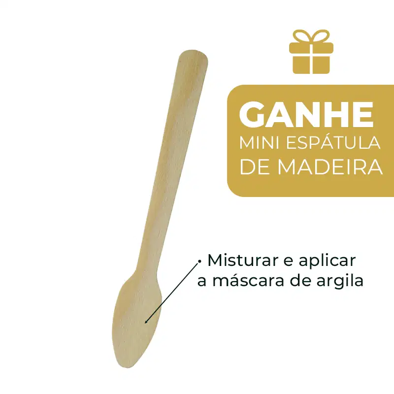 A imagem apresenta uma espátula pequena de madeira e duas frases que indicam que você ganha a mini espátula e que mostra que ela é utilizada para misturar e aplicar a máscara de argila.