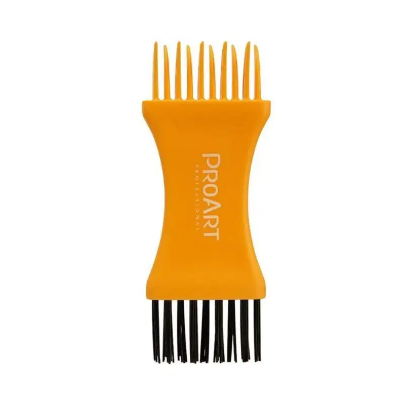 A imagem mostra o limpador de escovas em um tom amarelo. De um lado há cerdas plásticas amarela e na extremidade oposta, há uma série de cerdas pretas de nylon.