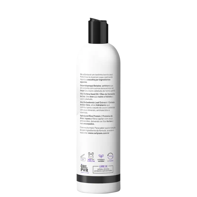 Shampoo Curly Care. A embalagem possui um rótulo com texto em português descrevendo os ingredientes e benefícios do produto. O rótulo também exibe símbolos indicando que o produto é vegano, livre de crueldade animal e hipoalergênico.