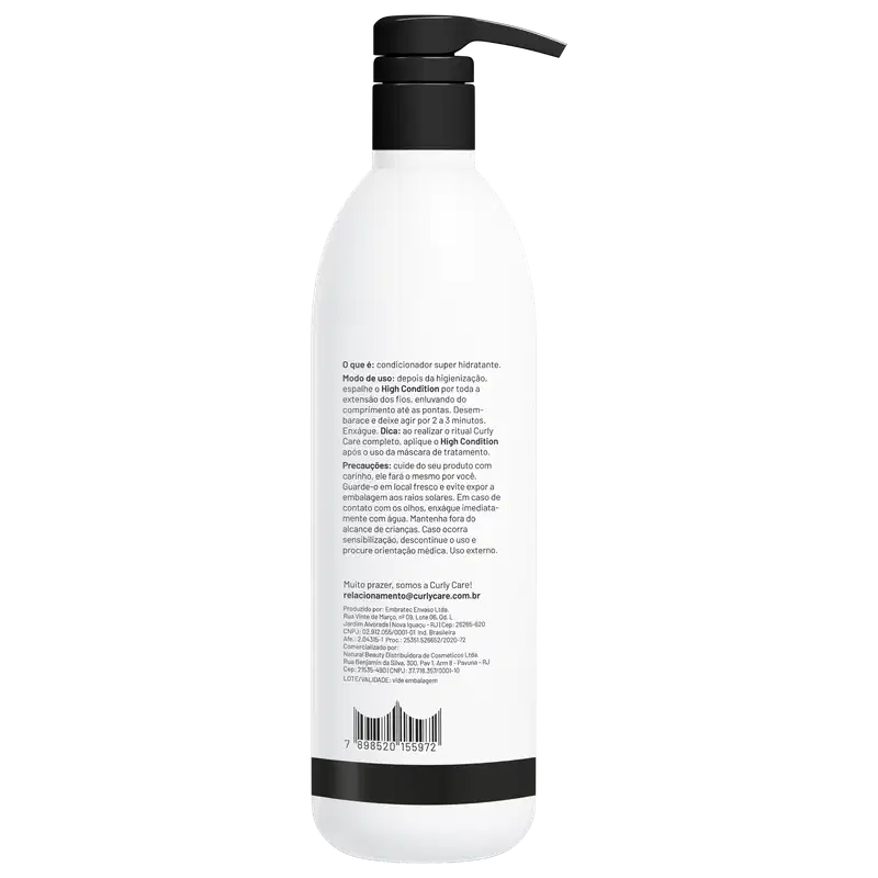 Condicionador super hidratante Curly Care em embalagem plástica branca e preta. O rótulo em português detalha as instruções de uso, ingredientes e informações do fabricante. O frasco tem um código de barras na parte inferior.