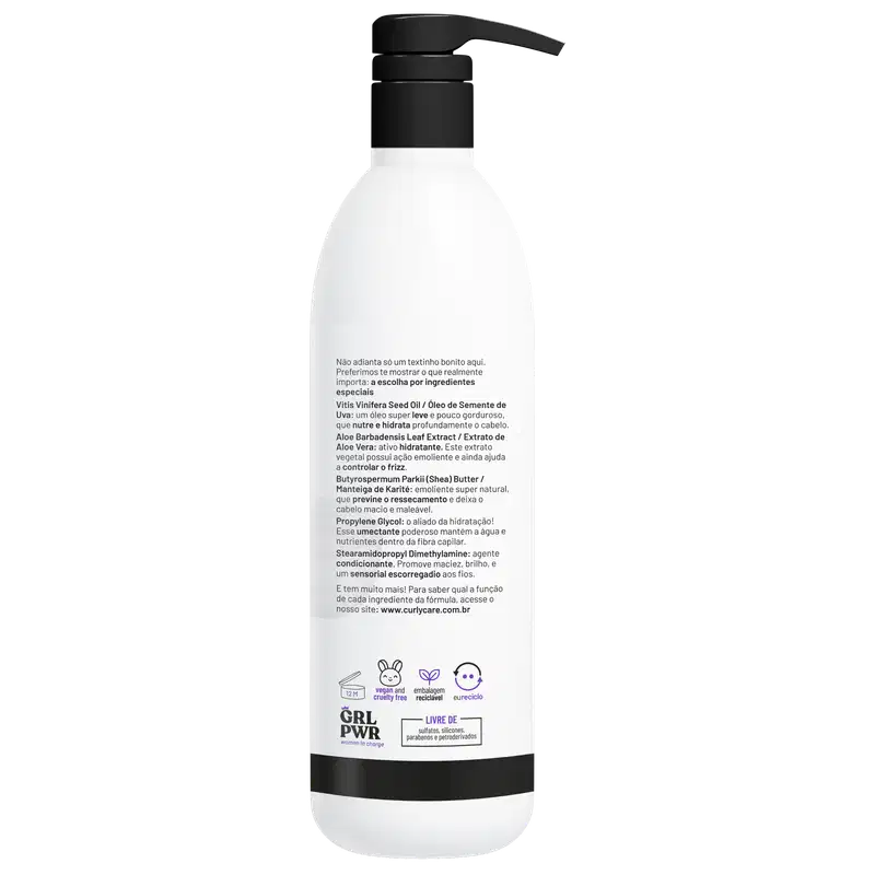 Condicionador High Condition da marca Curly Care. Frasco cilíndrico com tampa preta. Rótulo detalhando os ingredientes e benefícios do produto, como óleo de semente de chia, extrato de aloe vera e manteiga de karité.