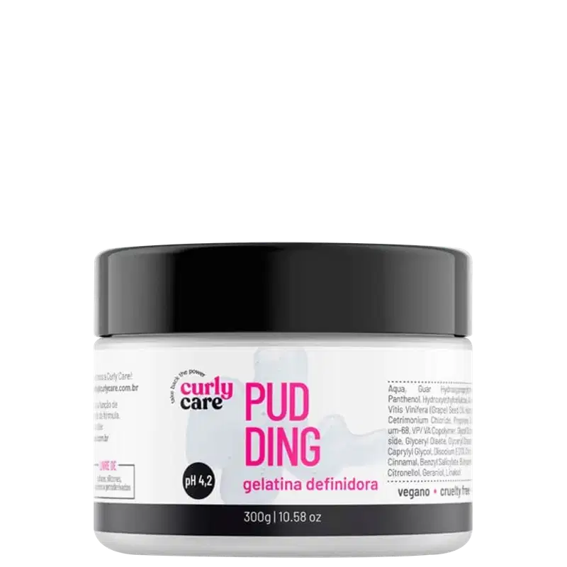 Pote plástico branco com tampa preta contendo um produto de definição de cachos da marca Curly Care. O rótulo indica que é um "Pudding Gelatina Definidora" vegano, com pH 4,2.