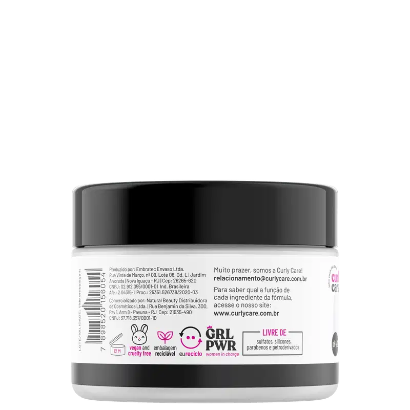 Pote plástico branco com tampa preta contendo um produto de definição de cachos da marca Curly Care. O rótulo indica que é um "Pudding Gelatina Definidora" vegano, com pH 4,2.