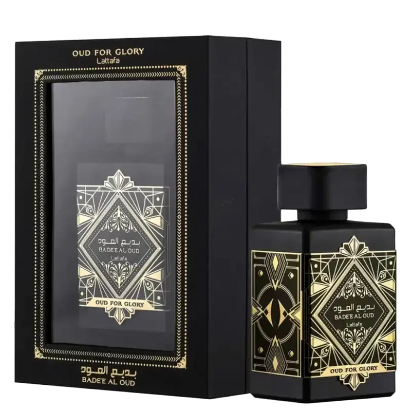 Caixa e frasco de item de perfumaria preto e dourado com design geométrico e texto em árabe e inglês "Oud for Glory" e "Badee al oud". O frasco possui um design elegante com detalhes decorativos em dourado. A caixa tem um padrão gráfico preto e dourado.