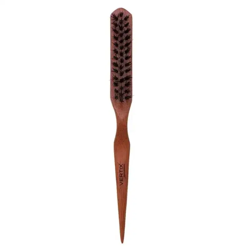 Trata-se de uma escova de cabelo da marca Vertix. A escova possui um cabo de madeira e cerdas escuras dispostas em um formato alongado e cilíndrico. O nome da marca "Vertix" está impresso no cabo da escova.