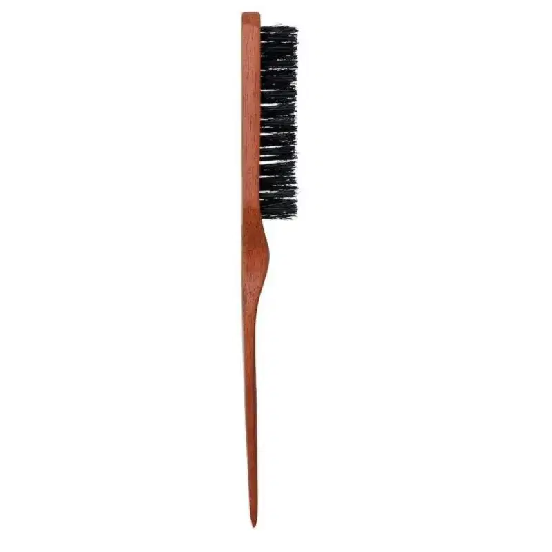 Escova de cabelo de madeira com cerdas pretas. A escova possui um cabo de madeira de cor marrom clara e as cerdas são densas e pretas. O design é simples e minimalista, com um acabamento liso e polido.
