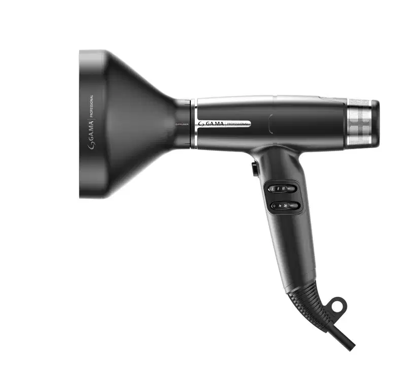 A imagem mostra o secador de cabelo da marca GA.MA Italy. Ele possui corpo vermelho metálico com detalhes prateados, difusor profundo e alongado. Painel de controle com botões e configurações de temperatura. Cabo preto flexível.