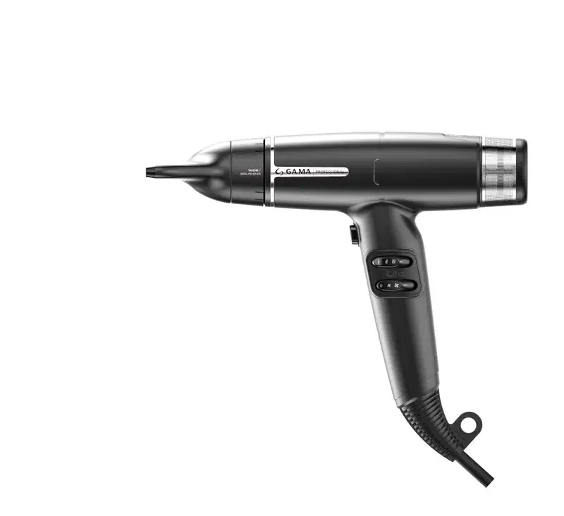 A imagem mostra o secador de cabelo da marca GA.MA Italy. Ele possui corpo preto metálico com detalhes prateados, bico concentrador de ar preto achatado e direcional. Painel de controle com botões e configurações de temperatura. Cabo preto flexível.
