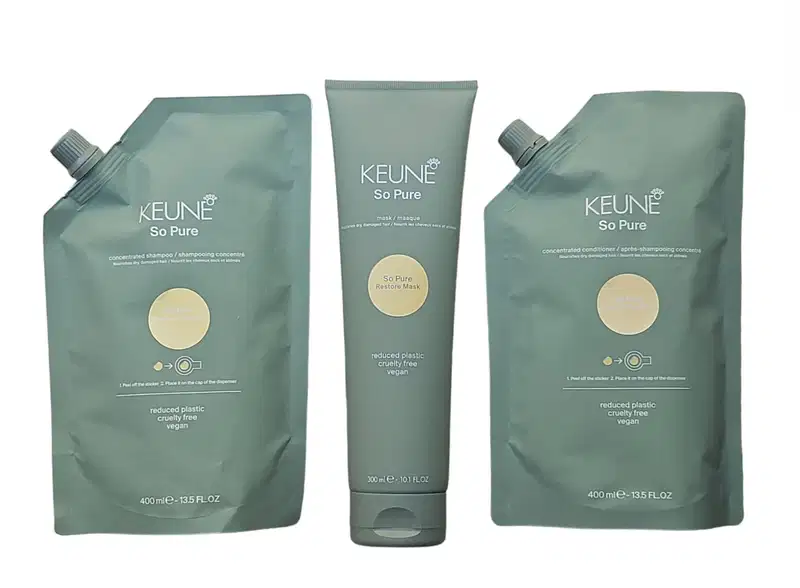 São produtos de cuidados capilares da marca Keune, da linha So Pure. Há duas embalagens flexíveis de plástico reduzido em forma de sachês, com 400ml cada, e um tubo de 300ml, todos na cor verde menta.