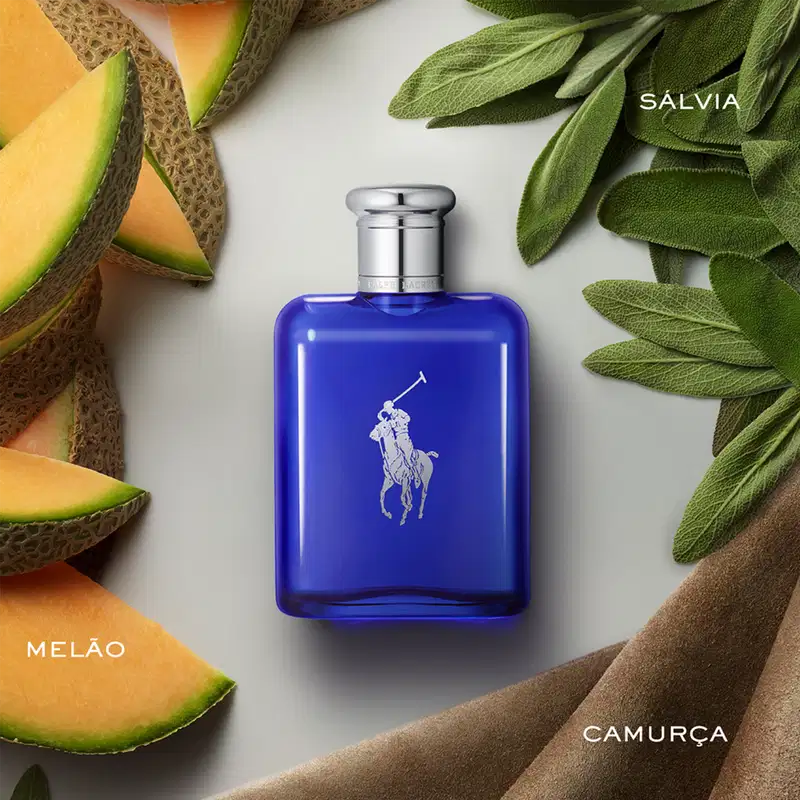 Perfume em frasco retangular de vidro azul cobalto com tampa prateada e logotipo em branco. O frasco, sobre fundo branco, está rodeado por folhas verdes e fatias de melão e camurça, com os nomes "Sálvia", "Melão" e "Camurça" destacados.